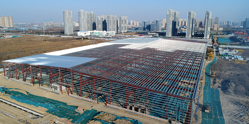 鄭鍋產業(yè)園鋼結構廠房屋面板開始安裝